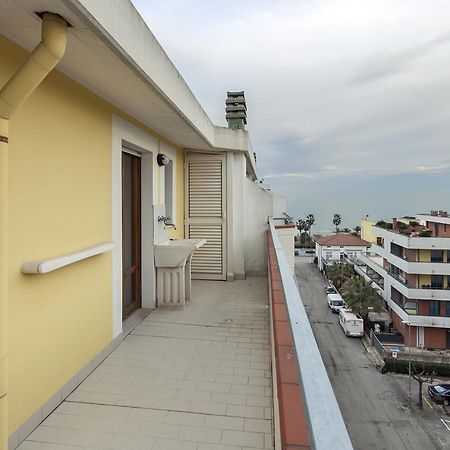 Palazzo Giallo Alba Adriatica Luaran gambar