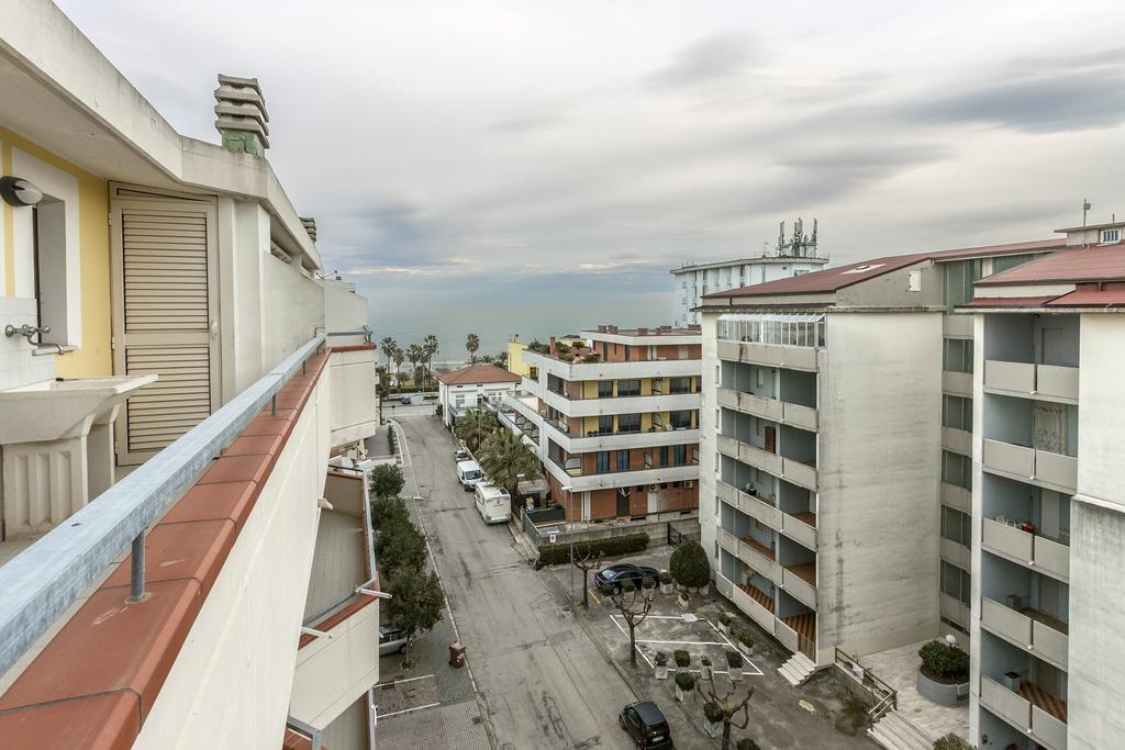Palazzo Giallo Alba Adriatica Luaran gambar