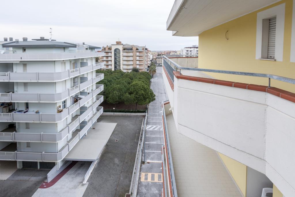 Palazzo Giallo Alba Adriatica Luaran gambar
