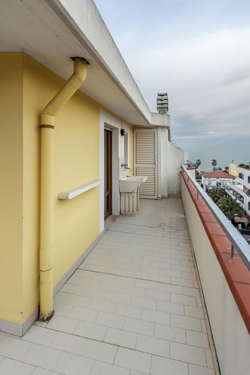 Palazzo Giallo Alba Adriatica Luaran gambar