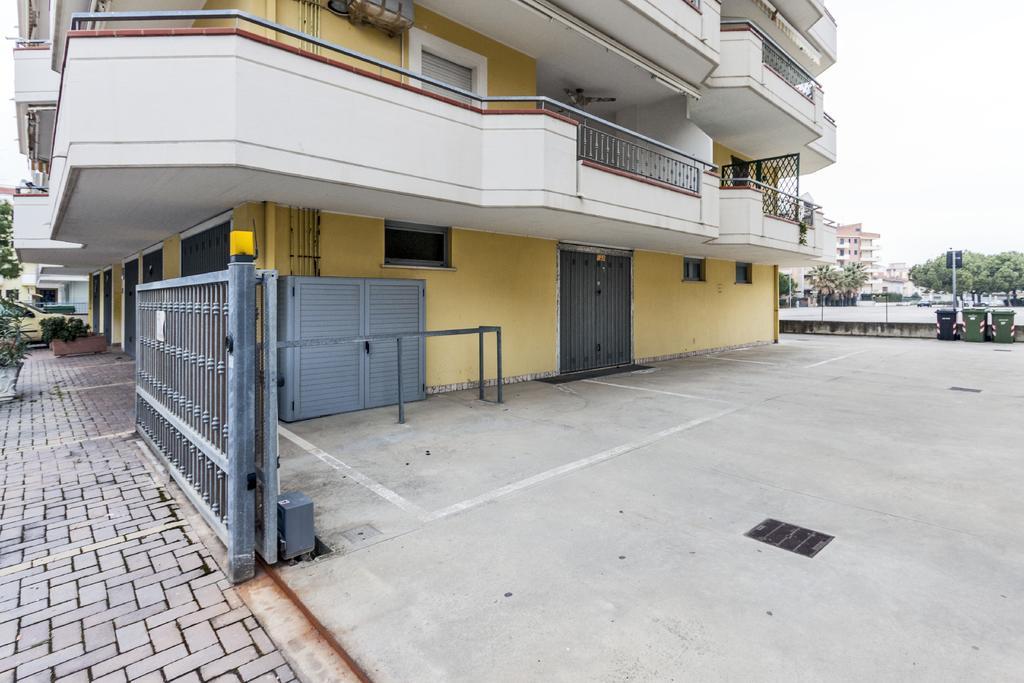 Palazzo Giallo Alba Adriatica Luaran gambar